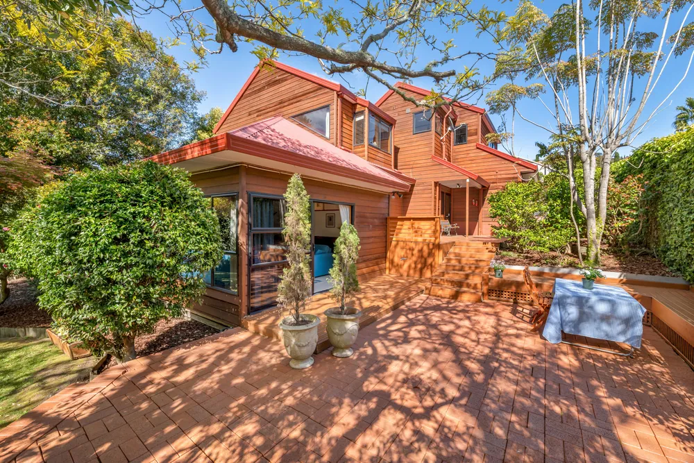 Photos of 90 Haseler Crescent