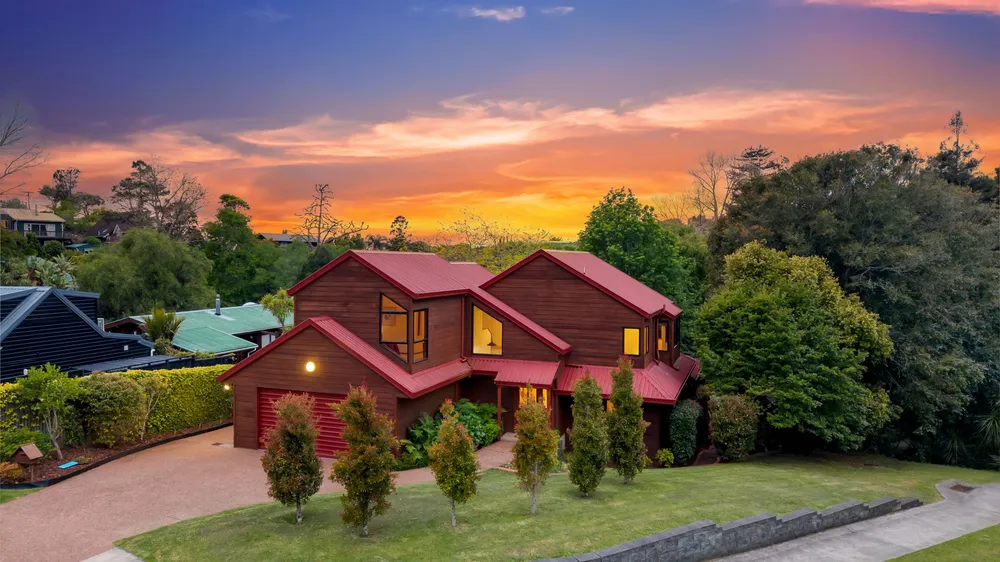 Photos of 90 Haseler Crescent
