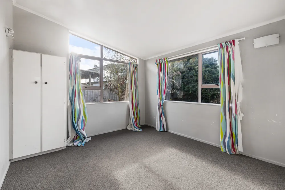 Photos of 297 Massey Road