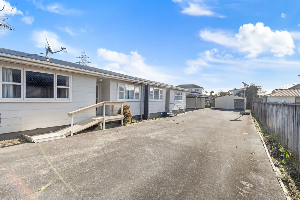 Photos of 297 Massey Road