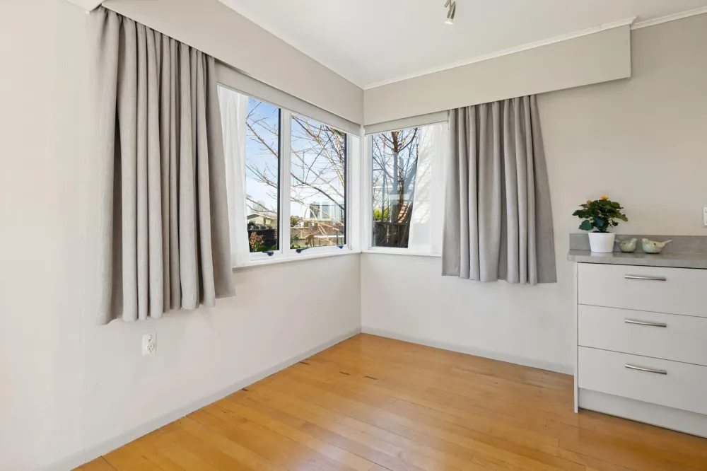Photos of 9 Deanwell Avenue