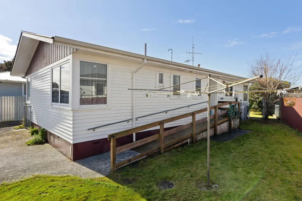 Photos of 9 Deanwell Avenue