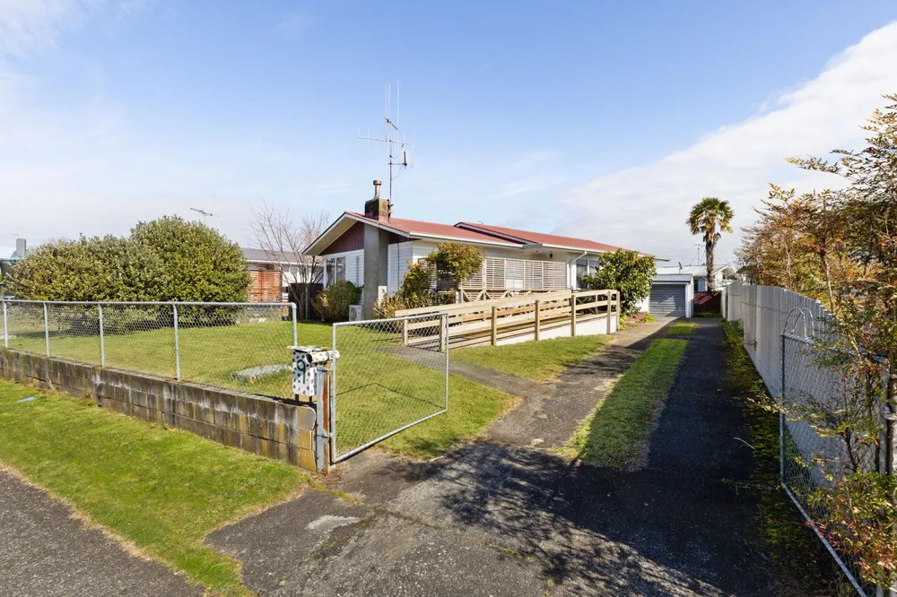 Photos of 9 Deanwell Avenue