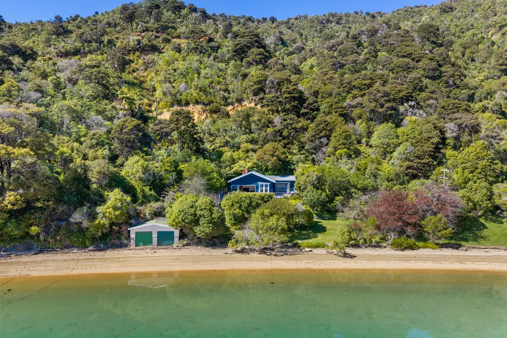 Photos of 2787 Queen Charlotte Drive