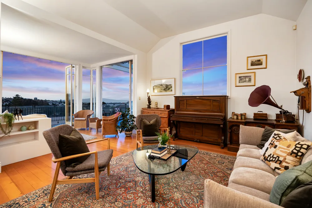 Photos of 85 Bassett Road