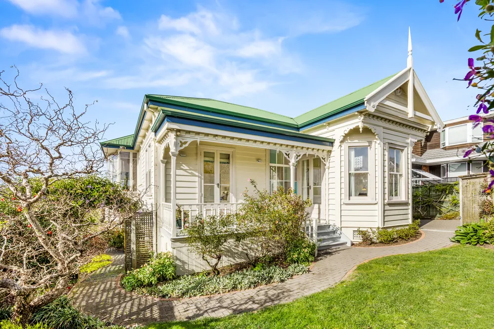 Photos of 85 Bassett Road