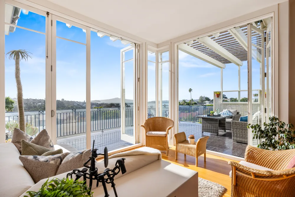 Photos of 85 Bassett Road