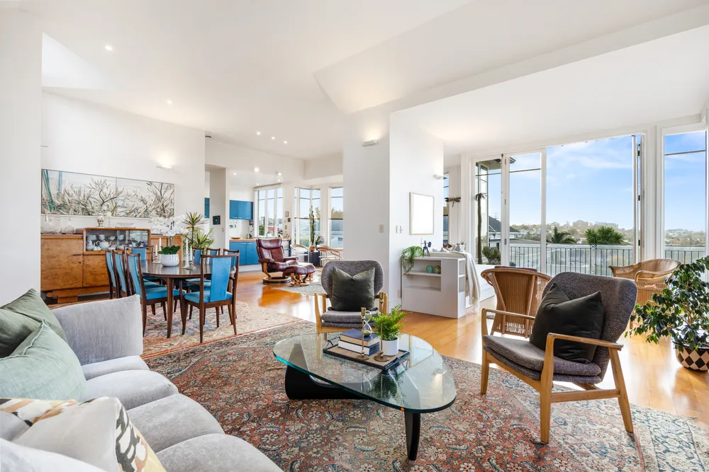 Photos of 85 Bassett Road
