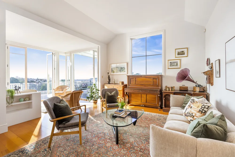 Photos of 85 Bassett Road