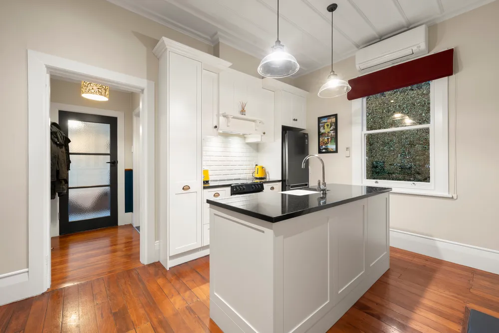 Photos of 98A Victoria Street