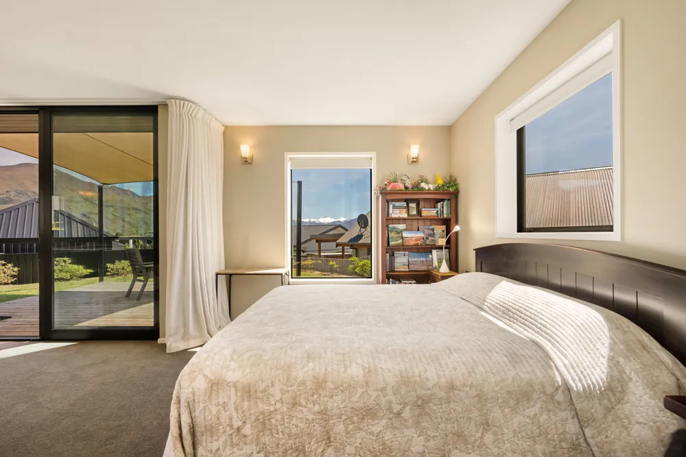 Photos of 17 Landsborough Lane