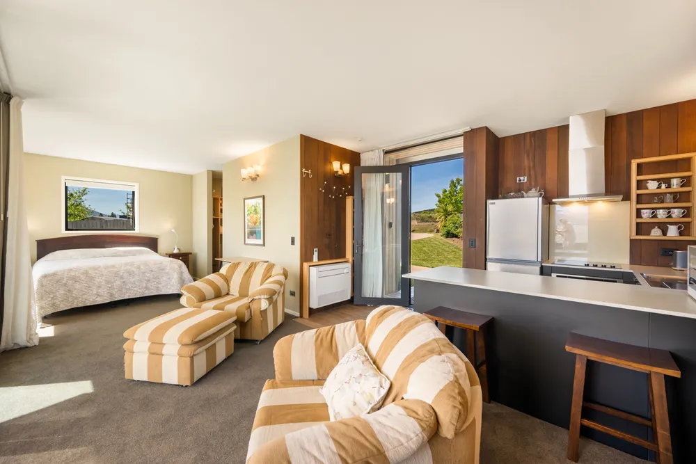 Photos of 17 Landsborough Lane