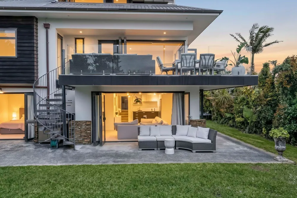 Photos of 11 Waiatarua Road