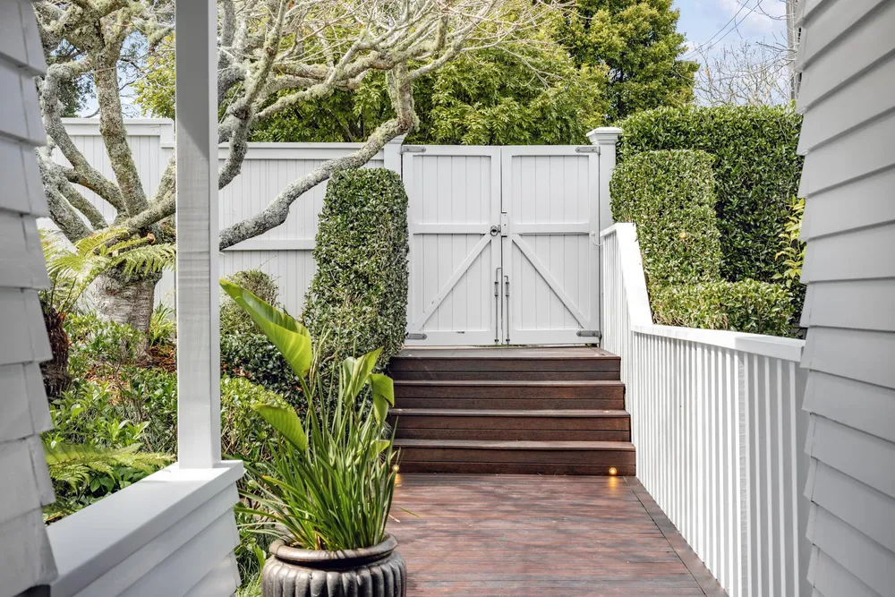Photos of 18 Lingarth Street