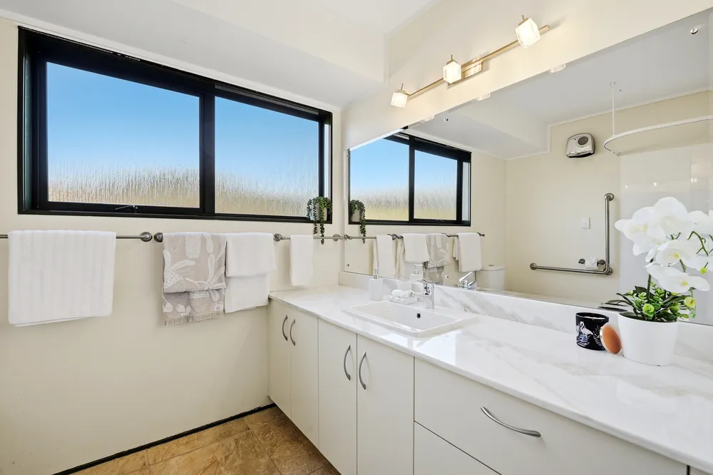 Photos of 2/983 Beach Road