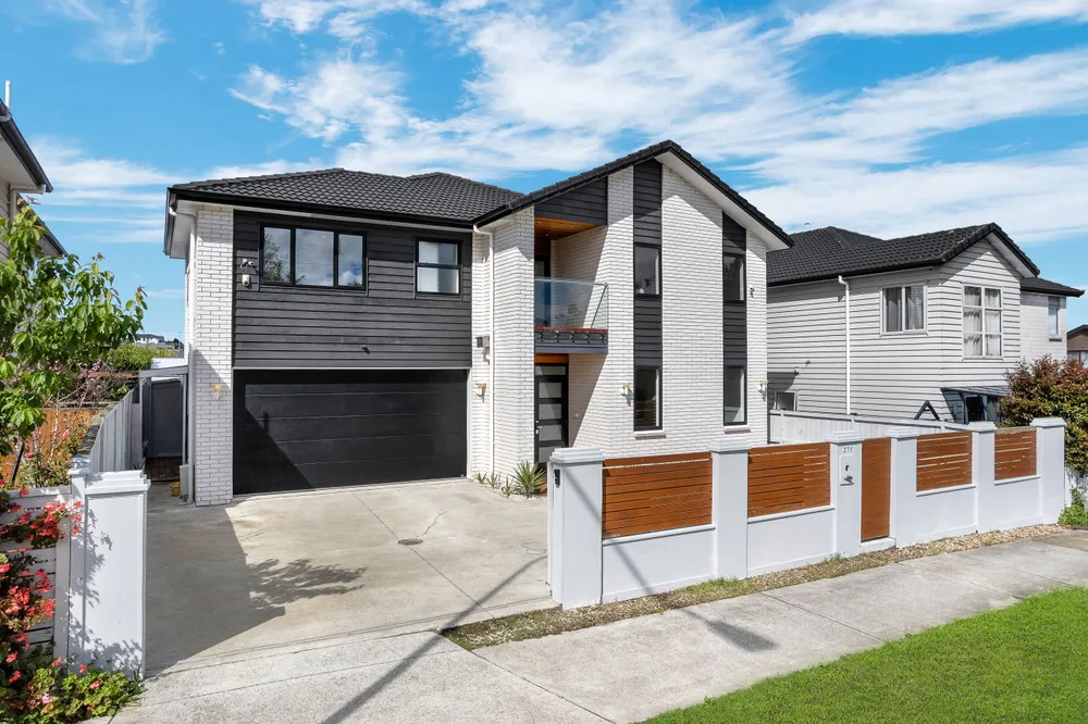 Photos of 271 Flat Bush School Road