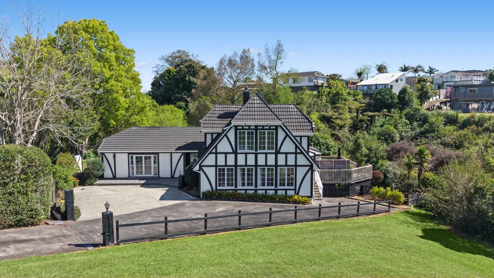 Photos of 27 Charles Dickens Drive