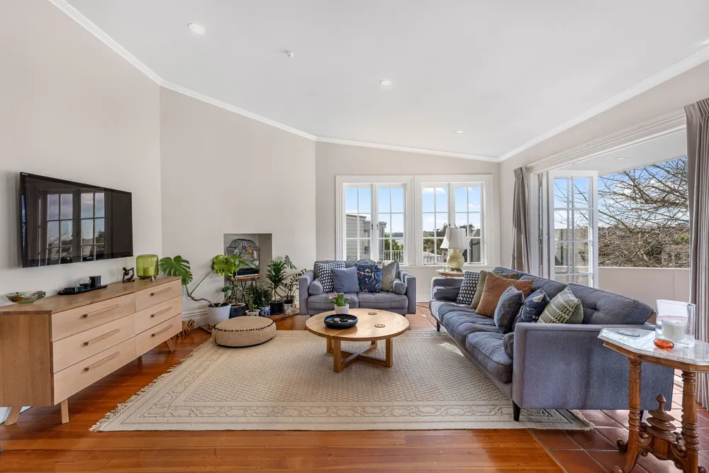 Photos of 111 Bassett Road