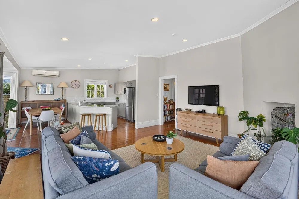 Photos of 111 Bassett Road