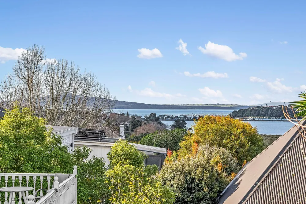 Photos of 111 Bassett Road