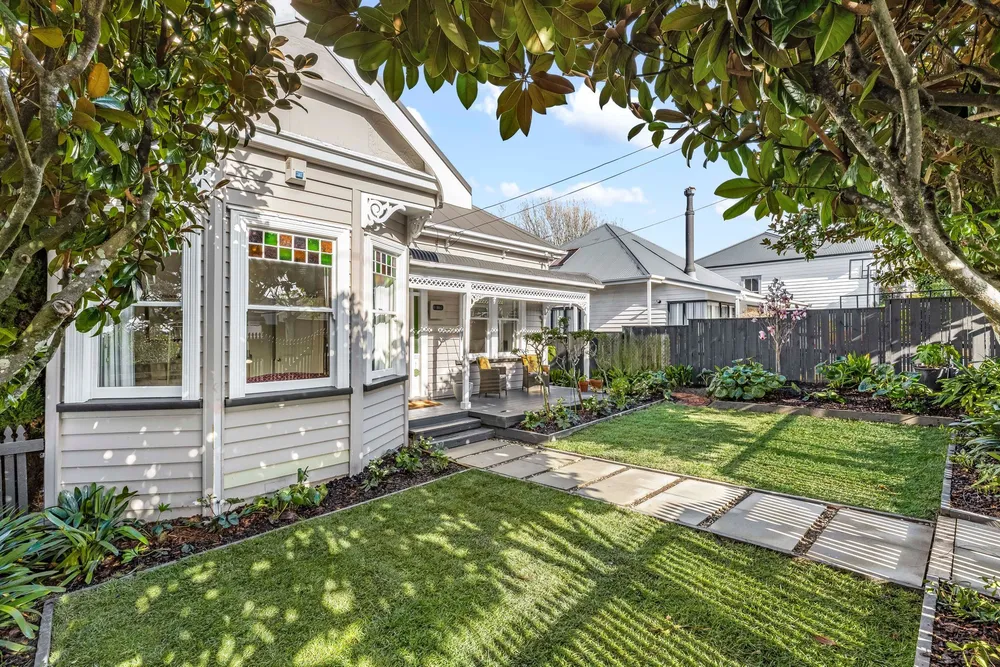 Photos of 111 Bassett Road