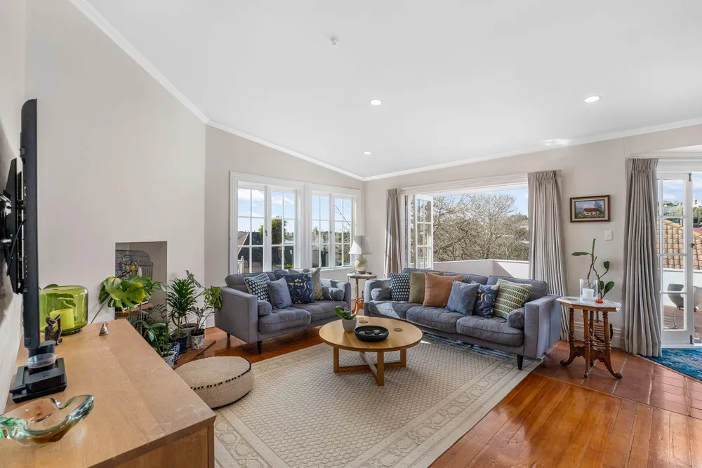 Photos of 111 Bassett Road