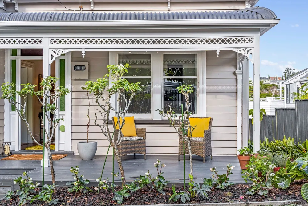 Photos of 111 Bassett Road