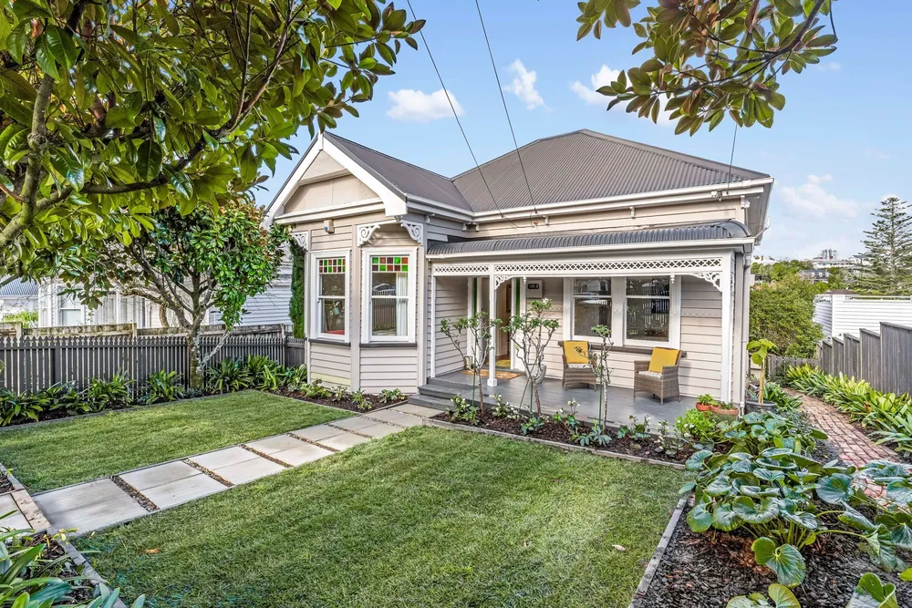 Photos of 111 Bassett Road
