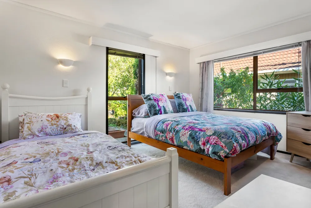 Photos of 10 Oaktree Avenue