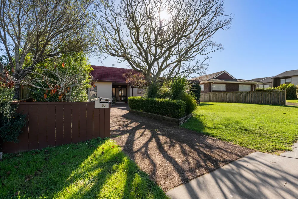Photos of 10 Oaktree Avenue