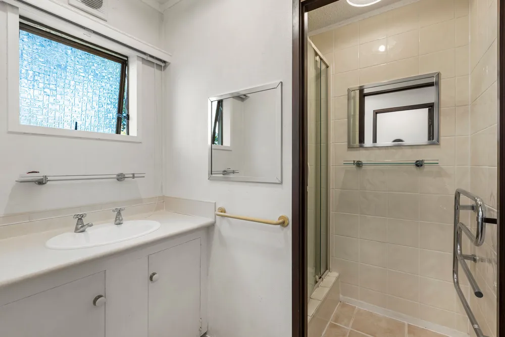 Photos of 10 Oaktree Avenue
