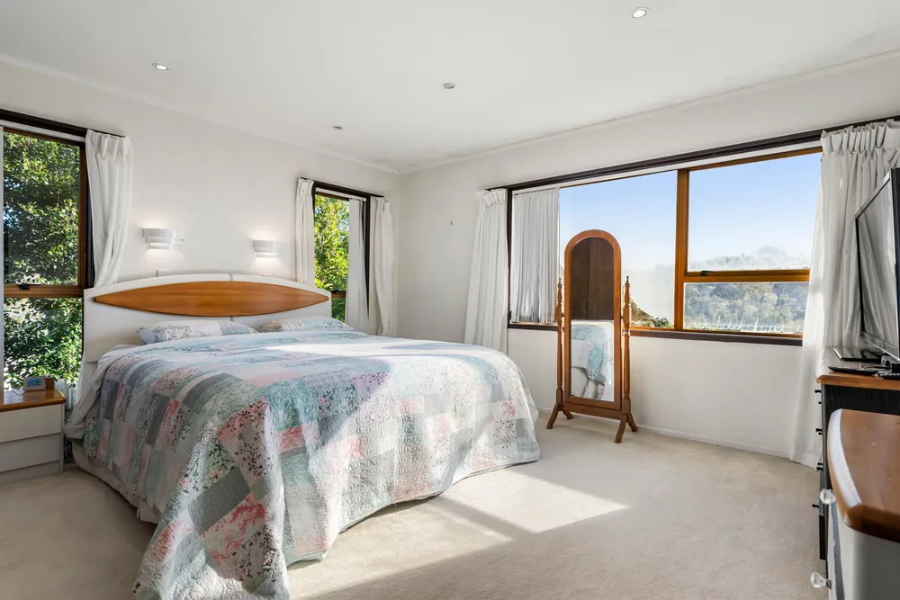 Photos of 10 Oaktree Avenue