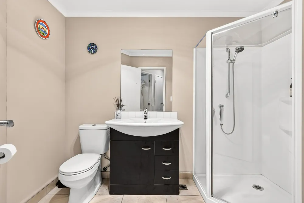 Photos of 1186A Victoria Street