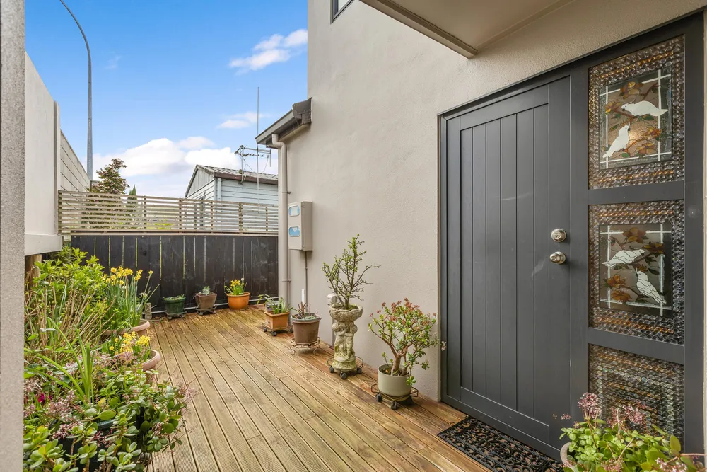 Photos of 1186A Victoria Street
