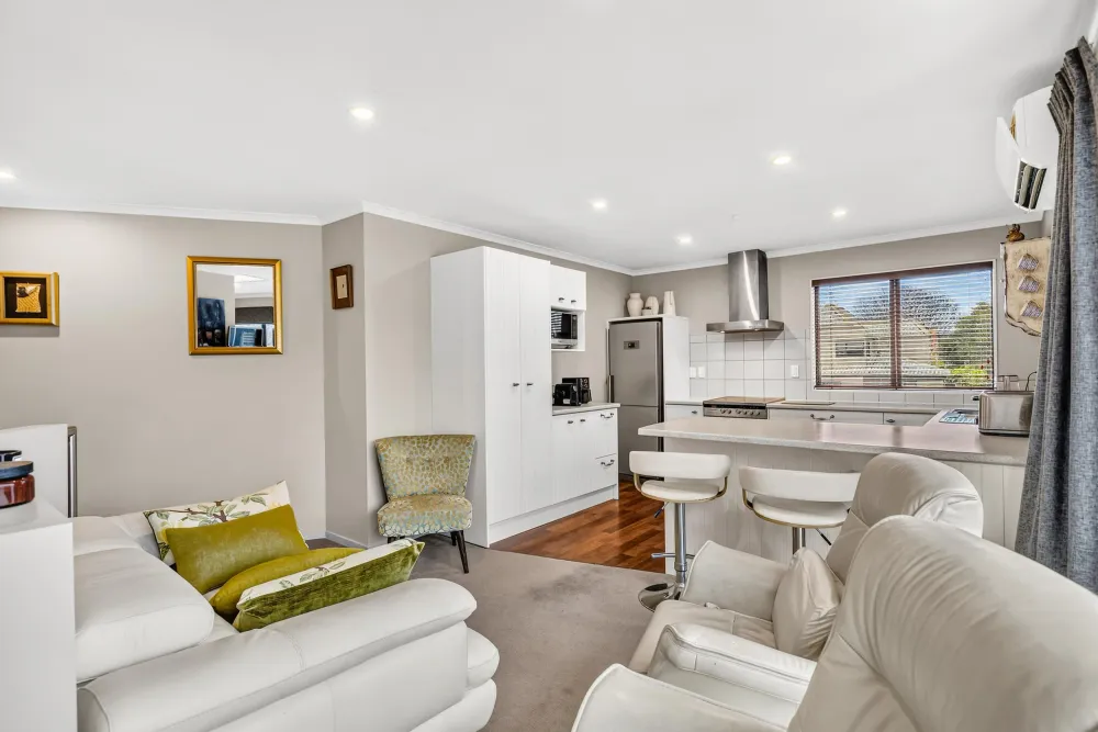 Photos of 1186A Victoria Street