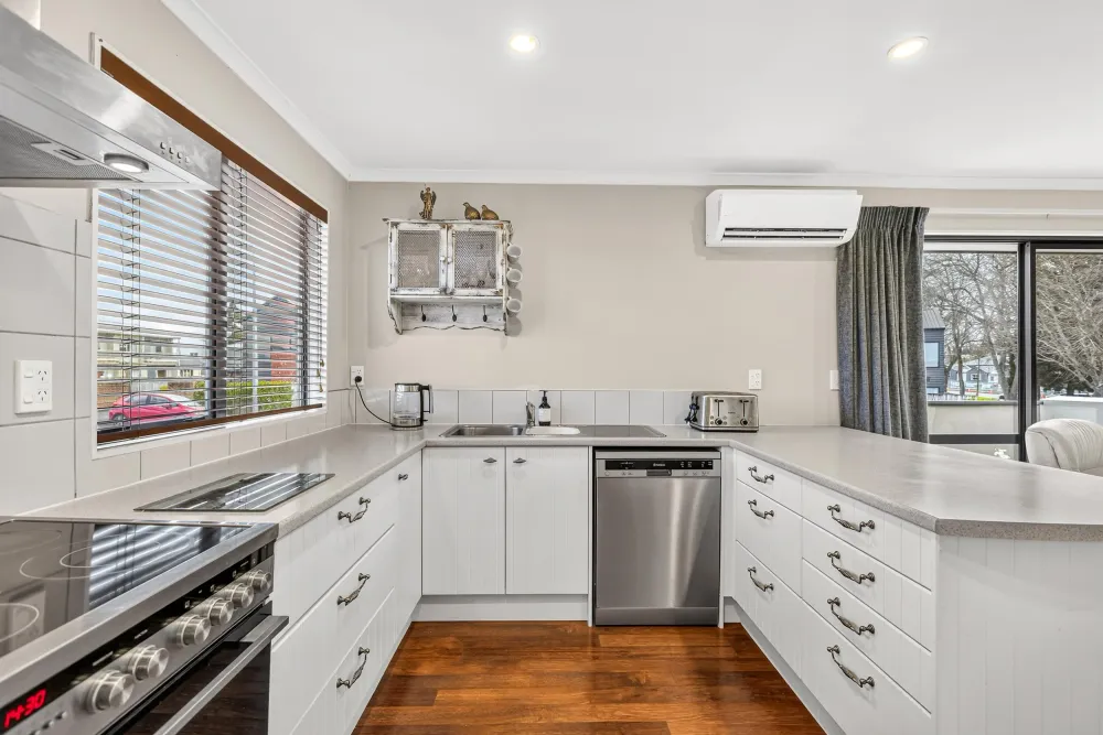 Photos of 1186A Victoria Street