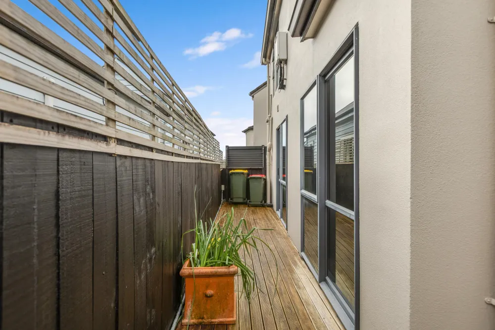 Photos of 1186A Victoria Street