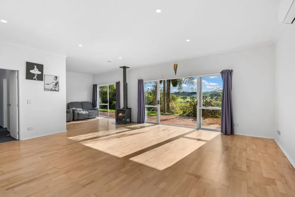 Photos of 475 Tauraroa Road