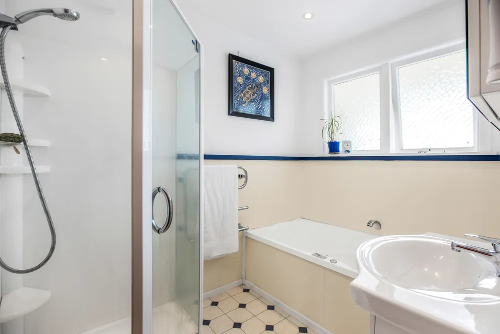 Photos of 31 St Albans Avenue
