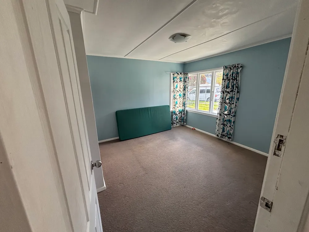 Photos of 34 Poole Crescent