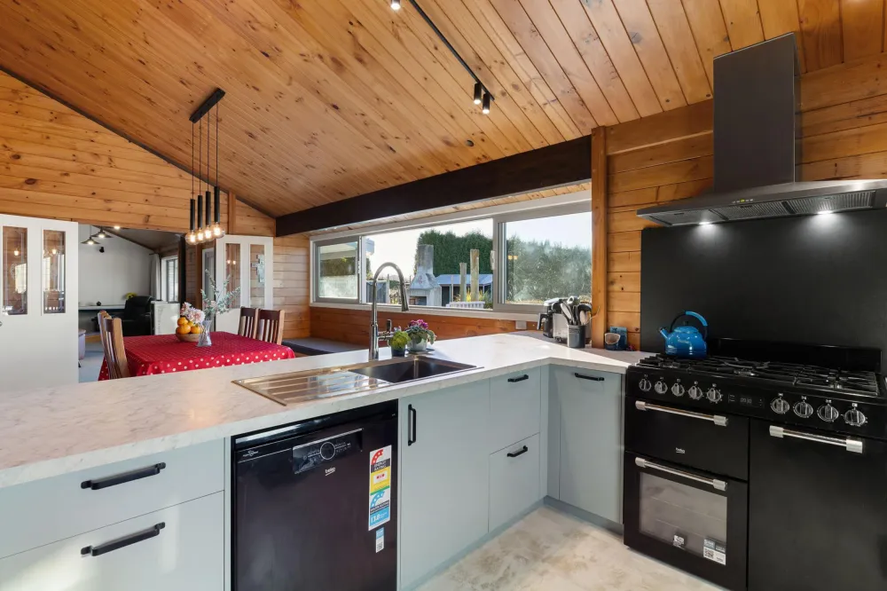 Photos of 168 Te Kawa Road