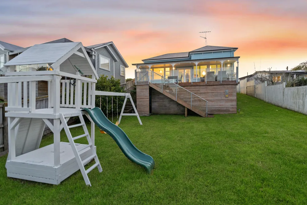 Photos of 1047 Whangaparaoa Road