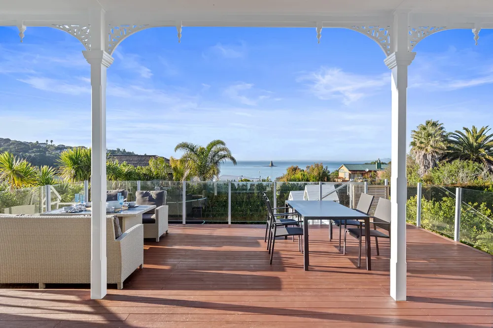 Photos of 1047 Whangaparaoa Road