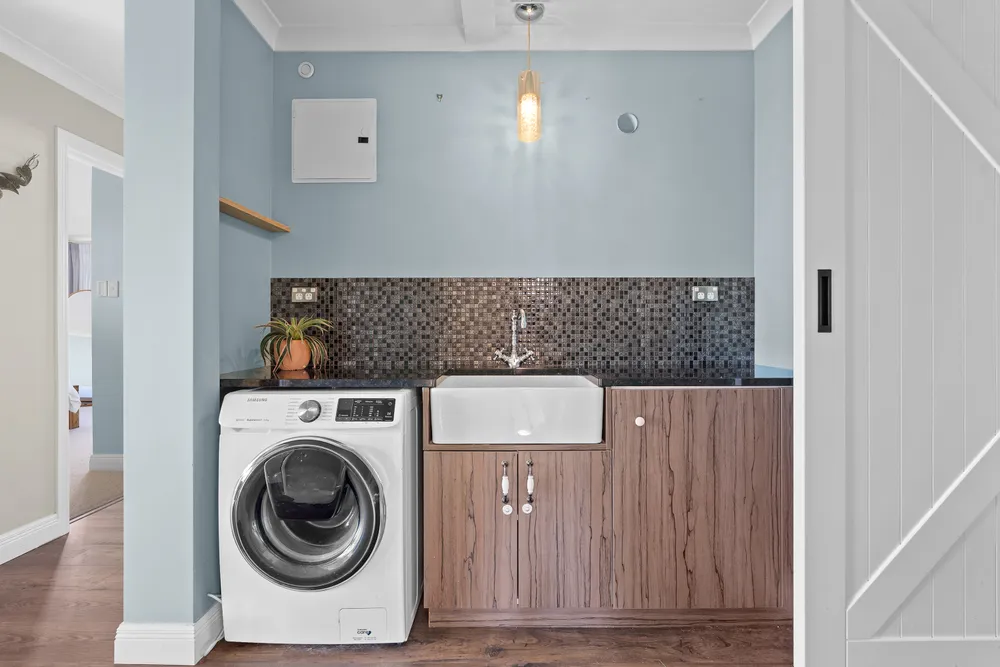 Photos of 1047 Whangaparaoa Road