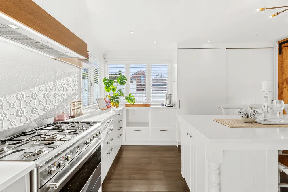 Photos of 1047 Whangaparaoa Road