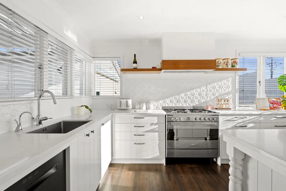 Photos of 1047 Whangaparaoa Road