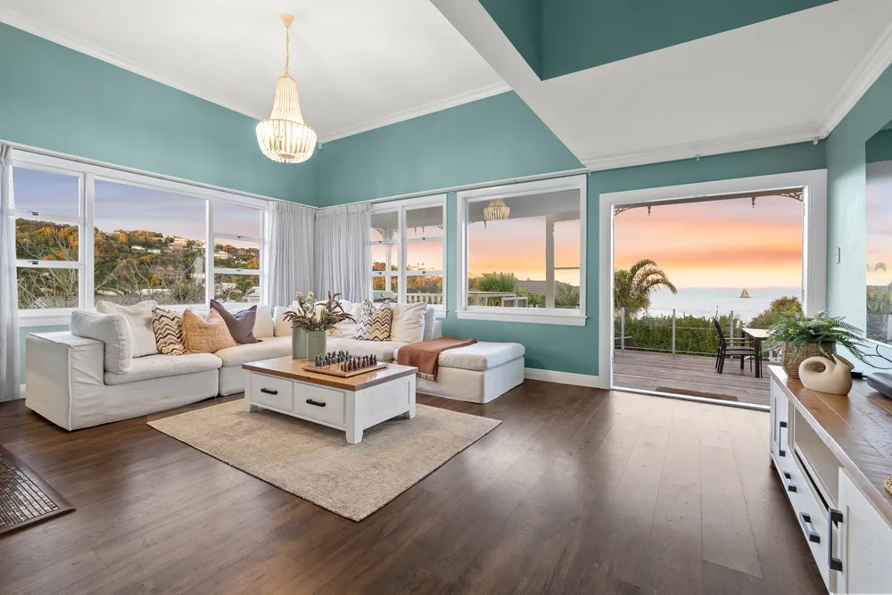 Photos of 1047 Whangaparaoa Road