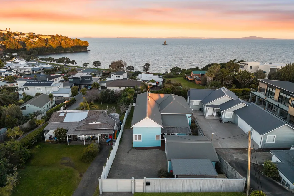 Photos of 1047 Whangaparaoa Road