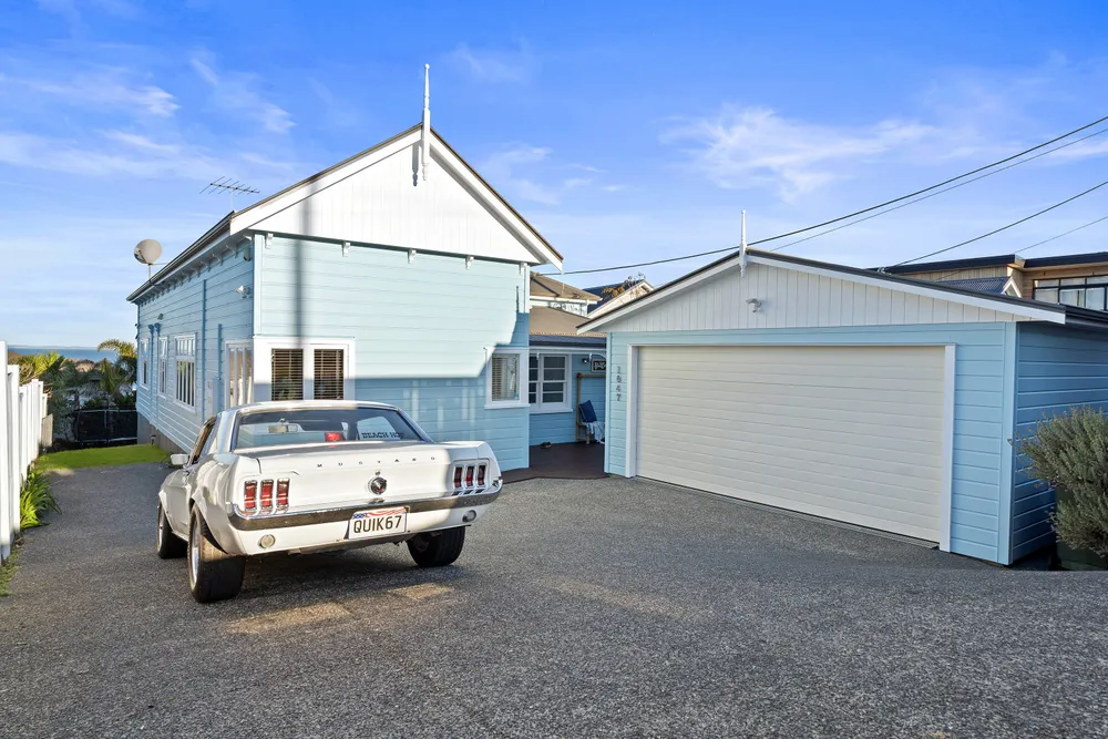 Photos of 1047 Whangaparaoa Road