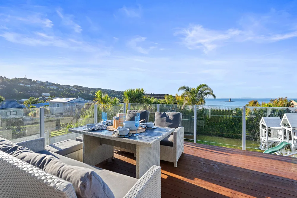 Photos of 1047 Whangaparaoa Road